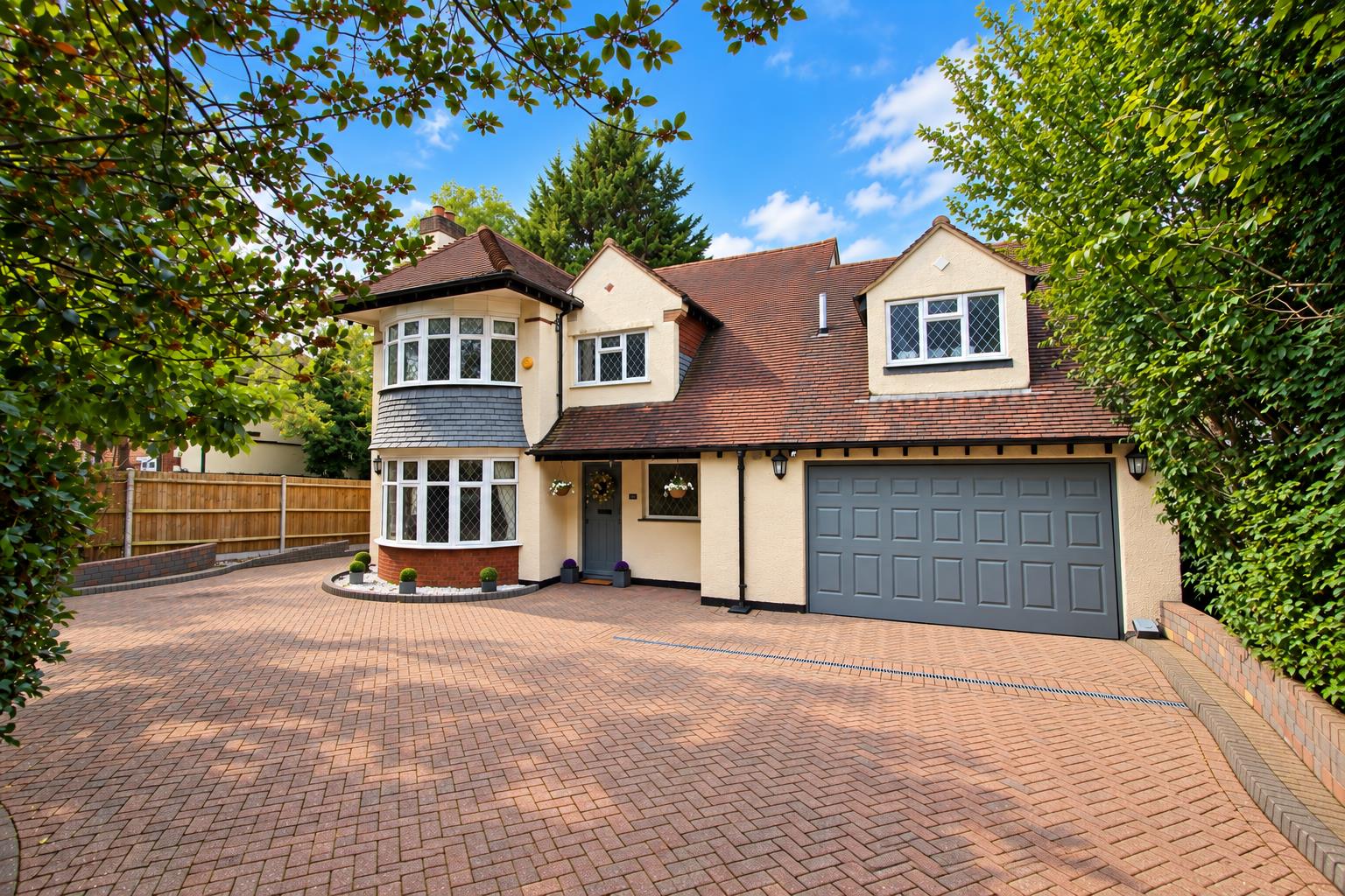 5 bed property in Buckingham Way, Wallington